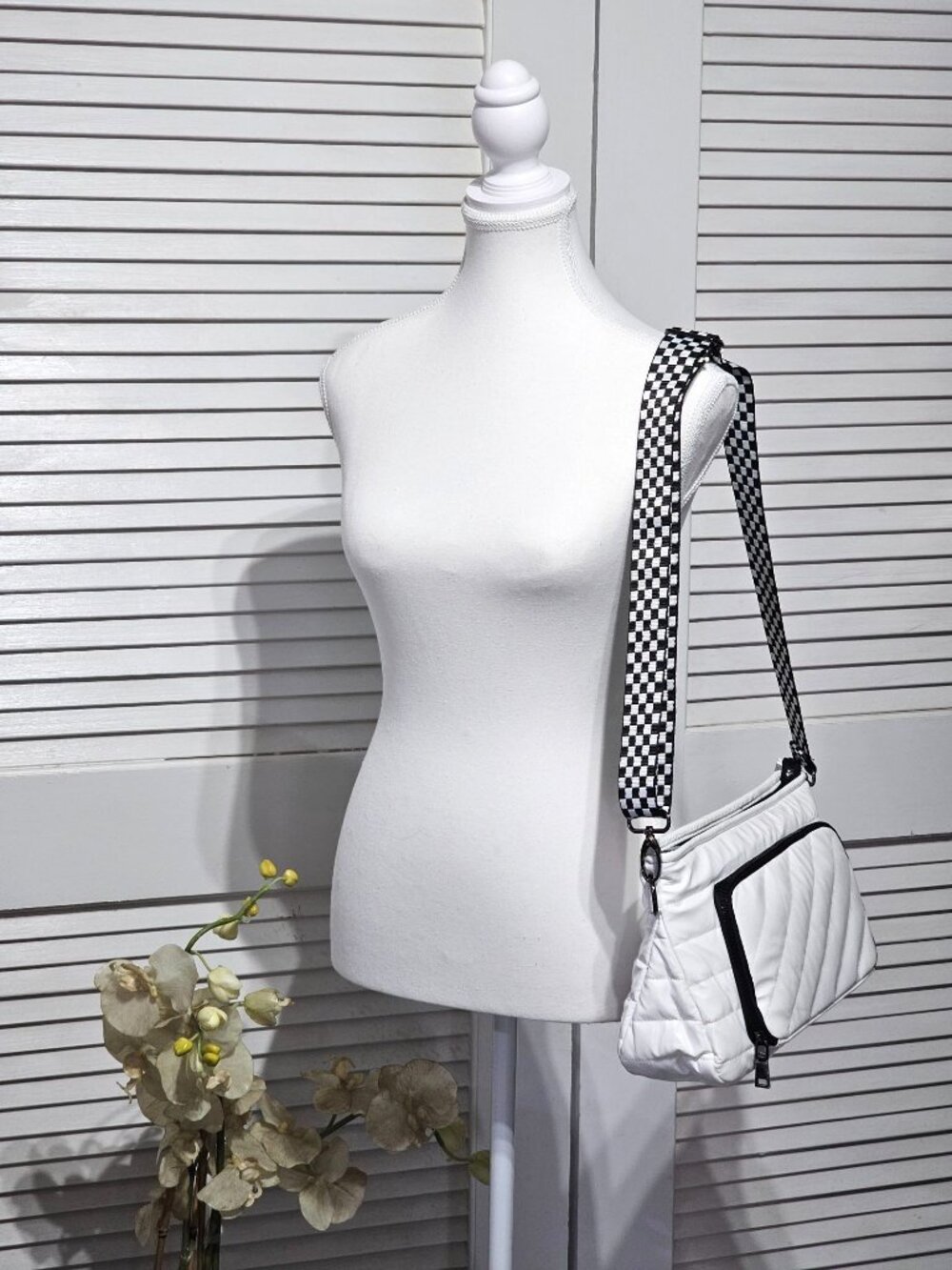 Think Royln Women Quilted White Glossy Finish  Bank Street XL Crossbody Bag 3305 - Picture 9 of 16
